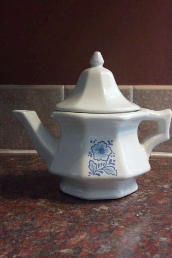Avon China Teapot 2 cups 1980's Excellent condition