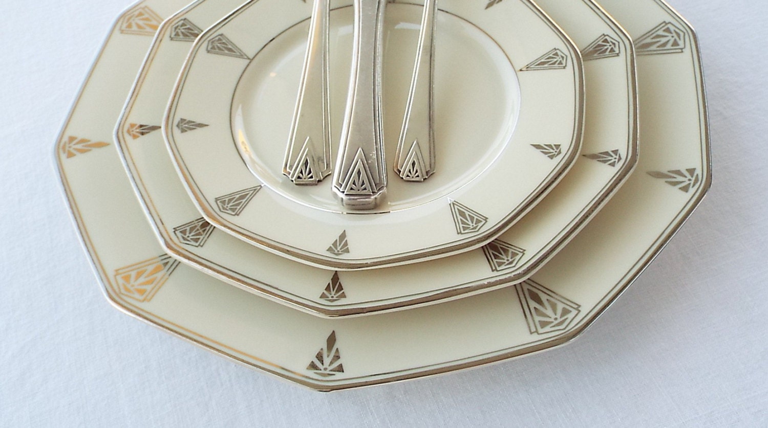 Exceptional Art Deco Dinnerware for 6 Oneida Community