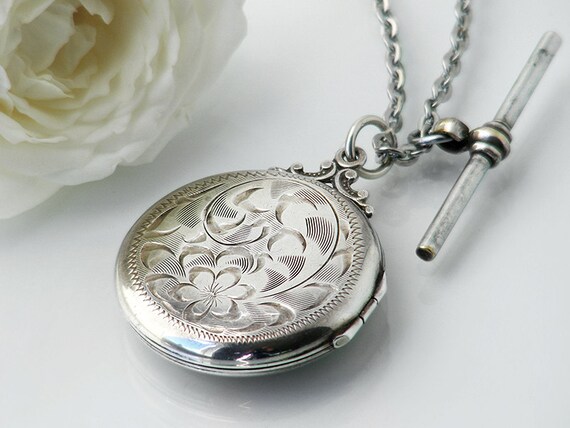 Sterling Silver Vintage Locket / Large Engraved by ClosetGothic