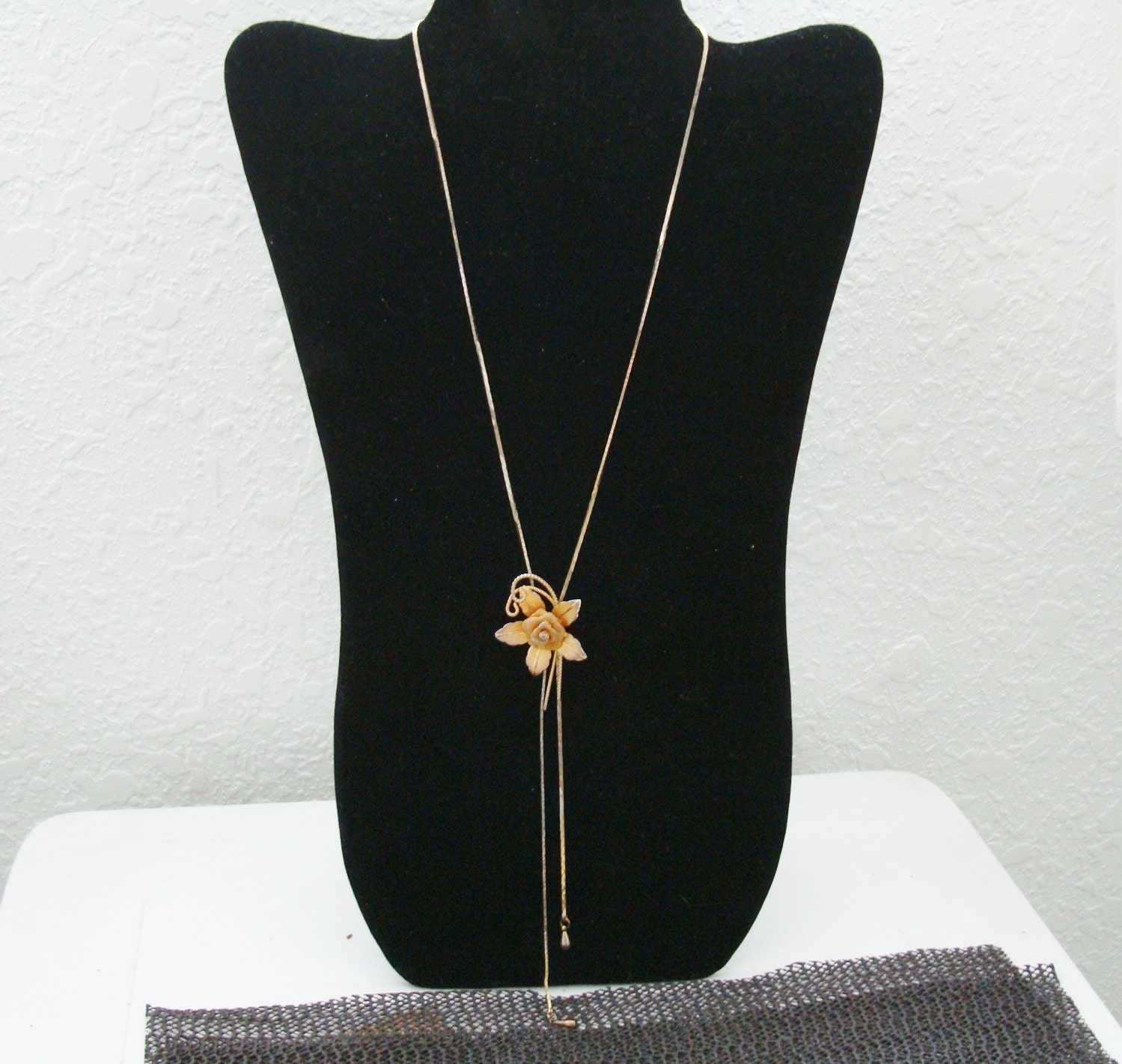 28 inch NECKLACE, chain is moved back & forth on sliding daisy to put