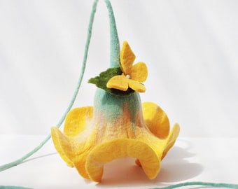 Mariage de cadeaux, de fleurs en jaune avec une décoration de papillon pour les fleurs d'appartement pour fenêtre suspendus