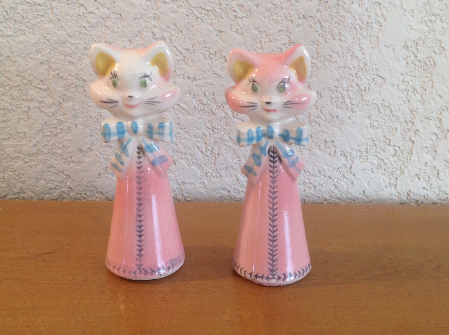 Pretty in pink Kitty Salt and Pepper Shakers.