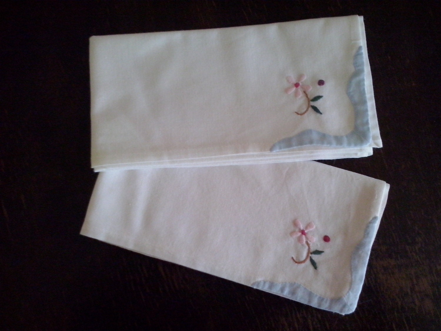 Set of 2 vintage napkins, with delicate flower embroidery and applique