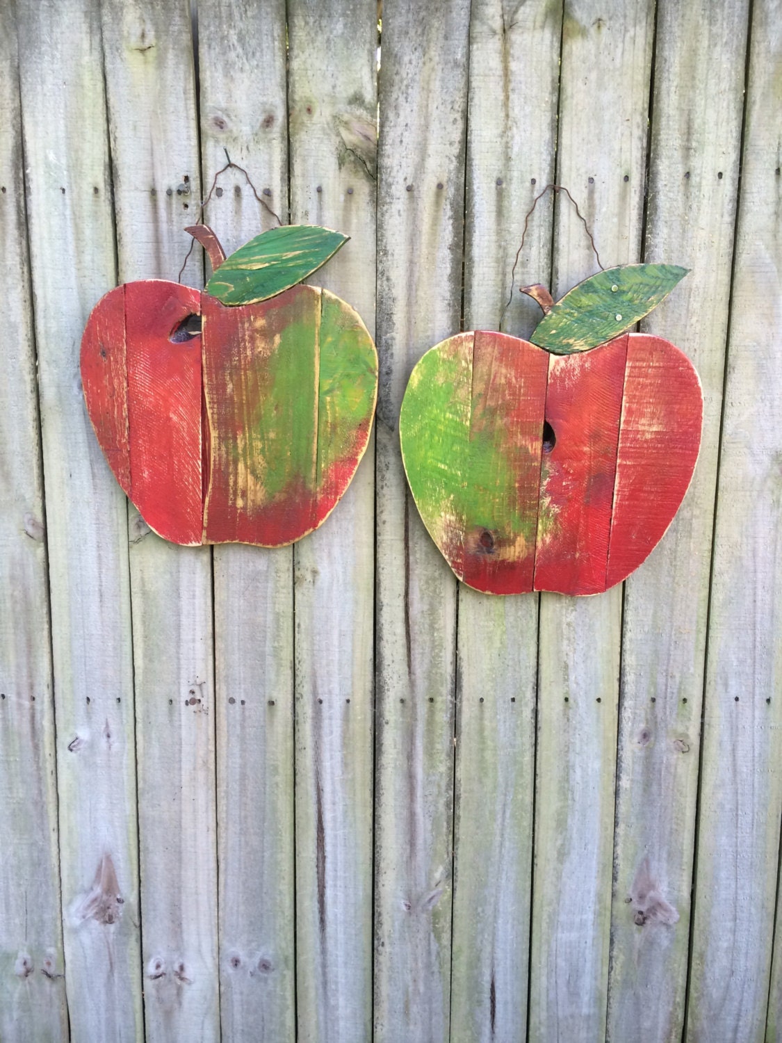 Плоские яблоки для оформления стены