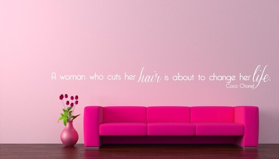 Articles similaires à Une femme qui coupe ses cheveux est sujet à changement sa vie cite par Coco Chanel vinyle Wall Decal Salon coiffeur cosmétologue