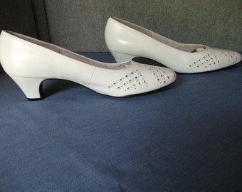 White women shoes, low heel shoes, leather shoes, vintage shoes, cut-out shoes, vintage shoes, pump shoes, summer shoes, wedding shoes,
