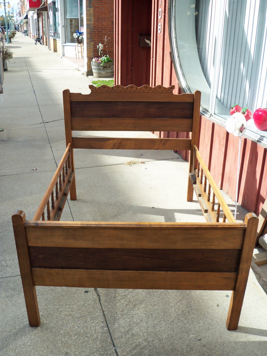 Vintage Oak Child’s Bed with side rails, in wonderful condition Haute