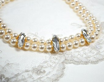 Items similar to Emerald Crystal and Pearl Necklace / Bridal Necklace ...