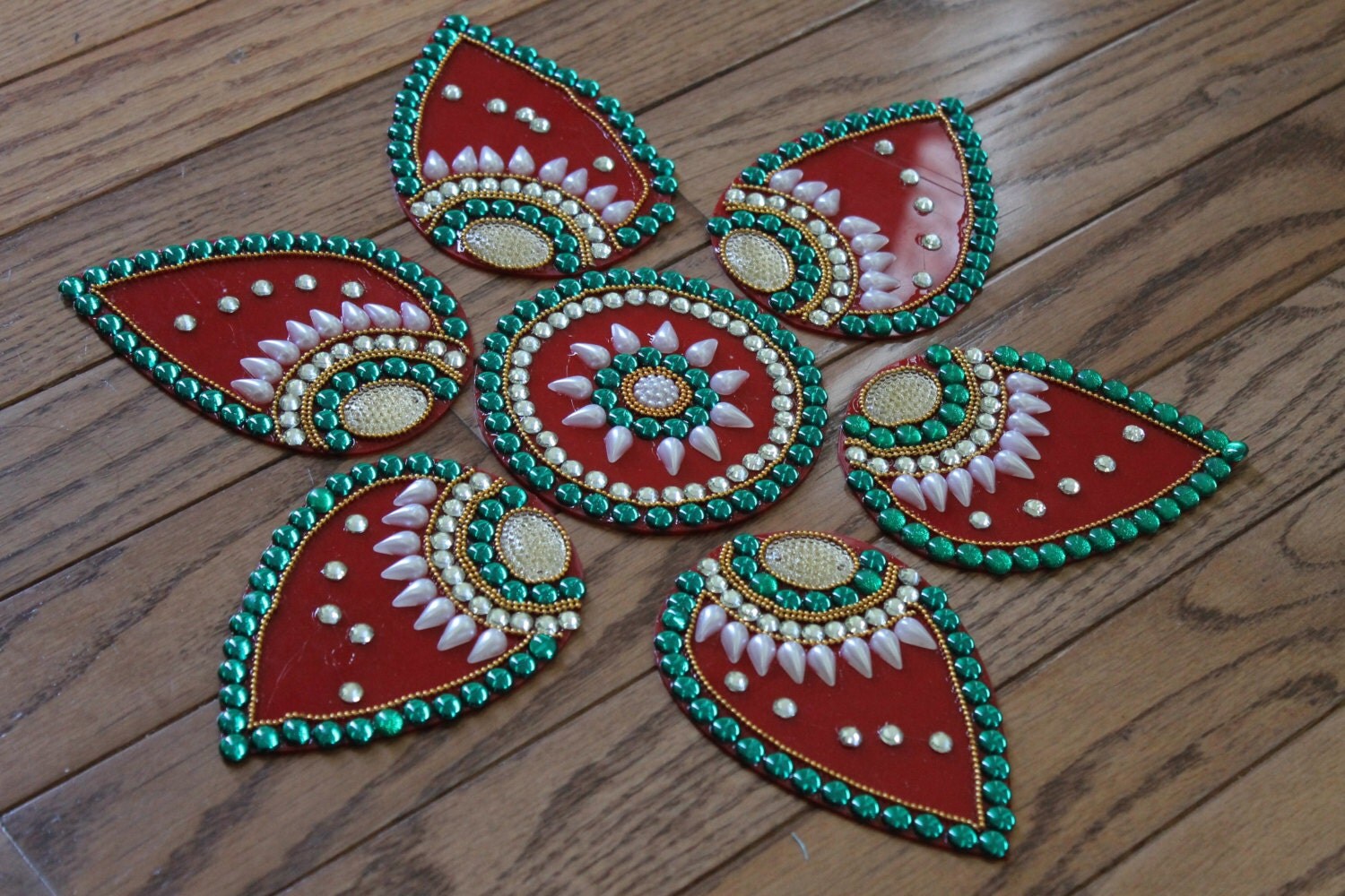 Kundan Rangoli Floor Art Red/Green/White Design Set of 7