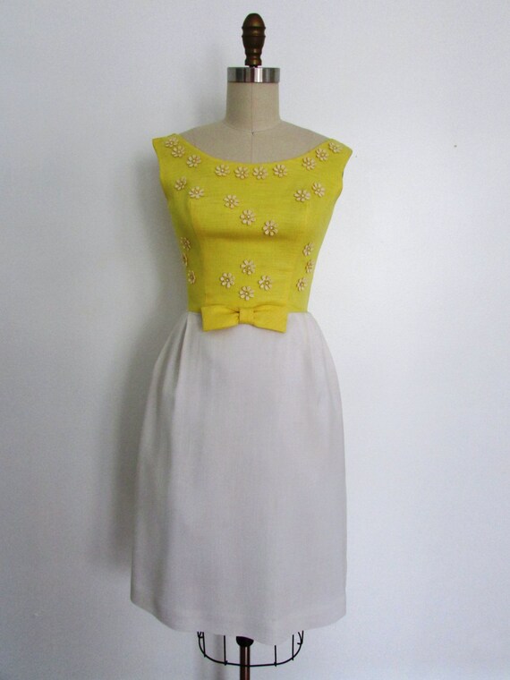 1960's yellow daisy dress // vintage 60's yellow by VivianVintage8