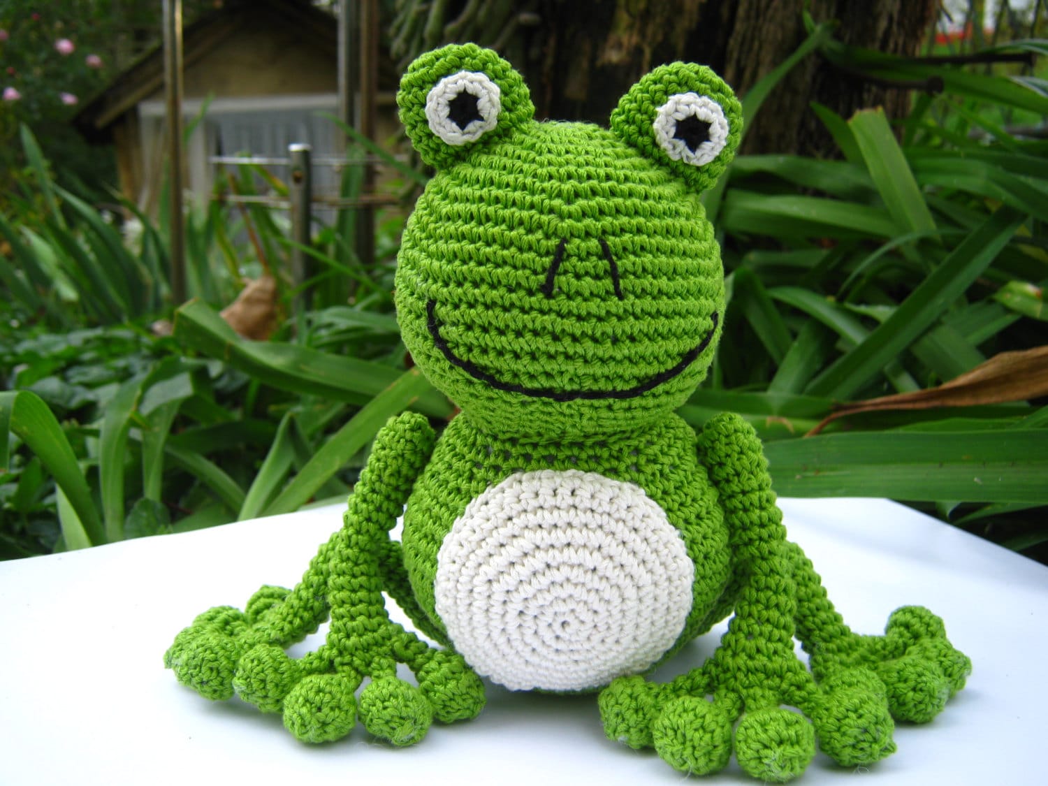 Amigurumi green chrochet frog pattern