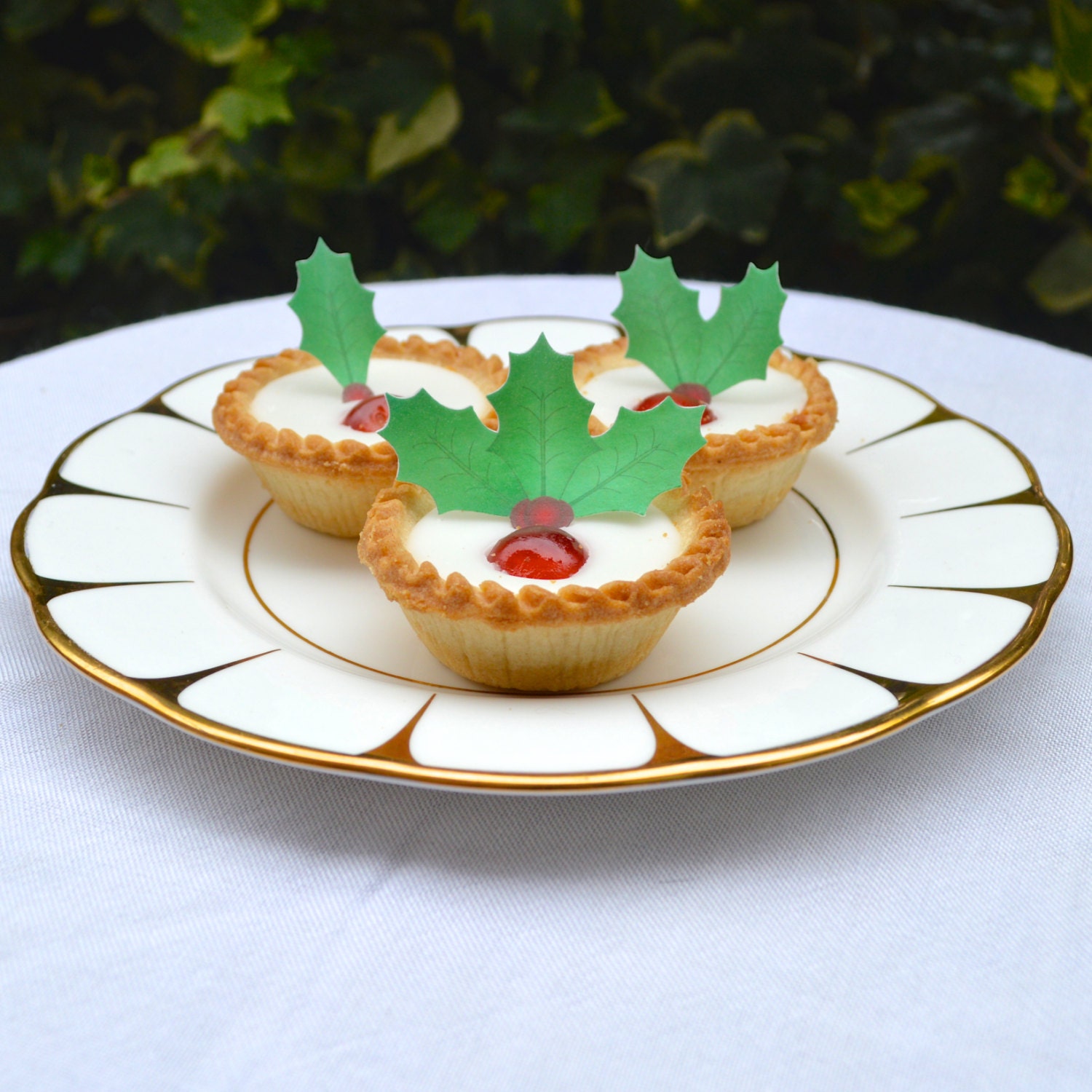 edible holly leaves berries christmas cake decorations edible holly leaves berries christmas cake decorations