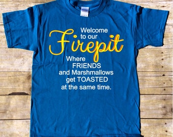 Targa In Metallo Decorativa Con Scritta "Welcome Firepit Friends Marshmallows Get Toasted" Per Bar E Casa, 20x30 Cm