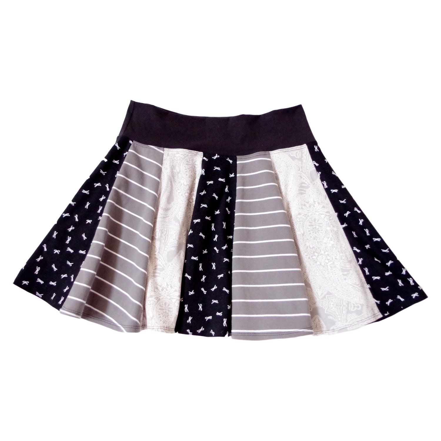 Womens Medium full circle short skirt: Black white and gray.