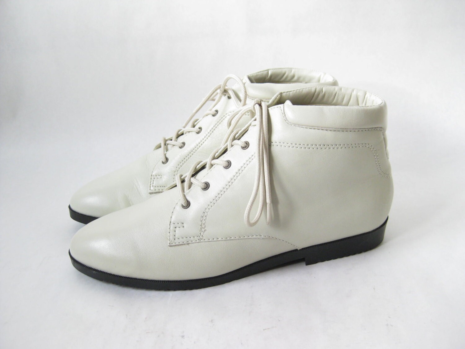 Vintage 80s Cream Leather Lace Up Ankle Boots. Size 10 . Like