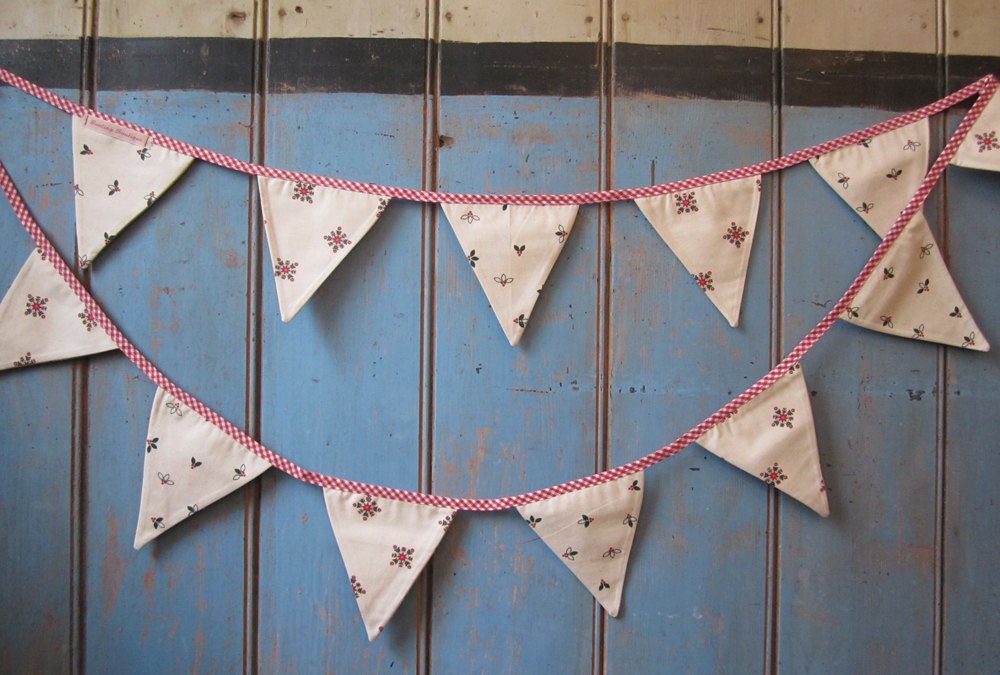 SALE... Small Classic Bunting. Colours - Cream, Green and Red. Patterns - Snowflakes and Berries. 3m Strand.