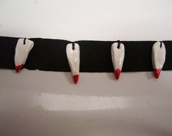 HALLOWEEN FANG NECKLACE black with 4 fangs