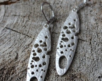 Boucles d'oreilles Ovale argentée trouée / Silver earrings (BO-896)
