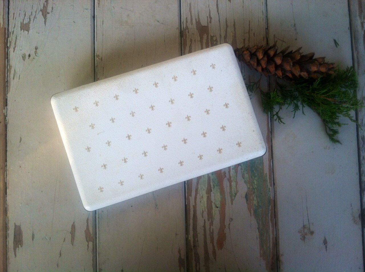 Retro Jewelry Box White Gold Fleur de Lis