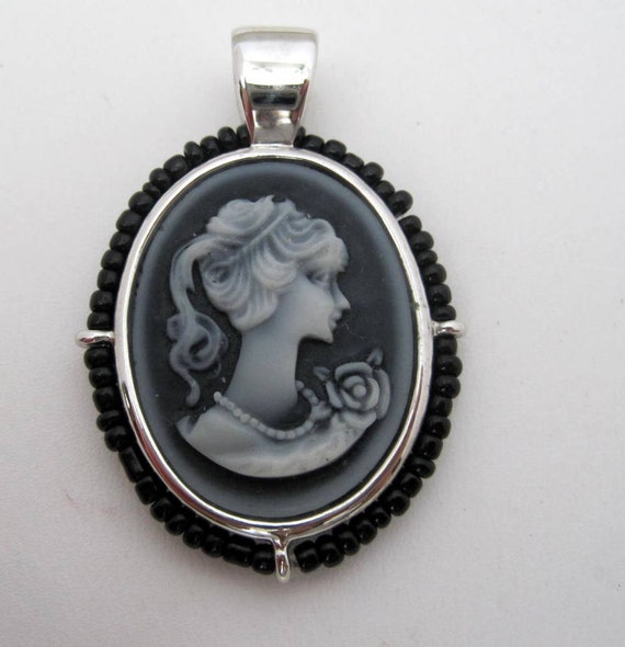Cameo Pendant - Black and White - Silver Tone Setting.