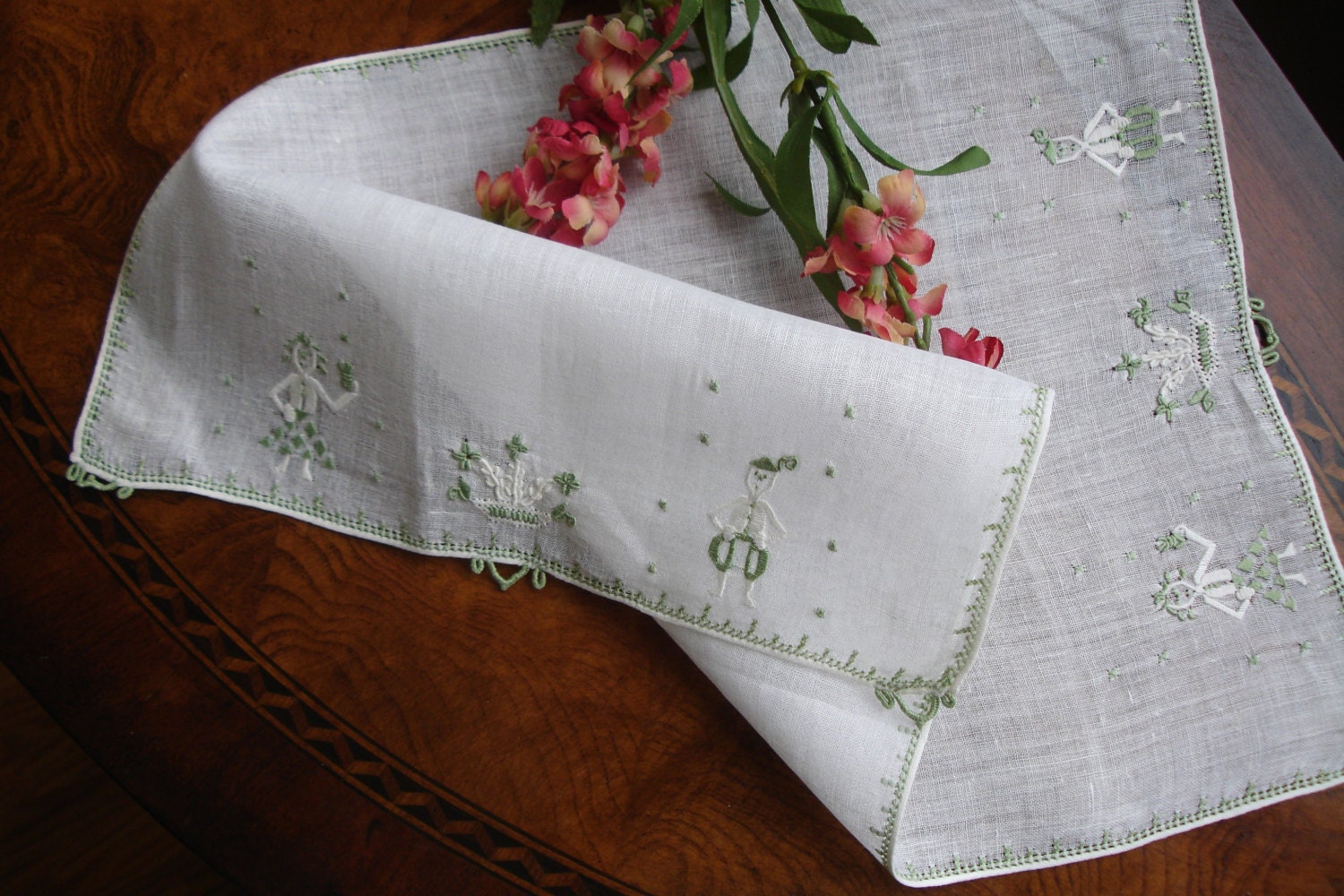 Tray Liner Linen Embroidered 1950s home decor