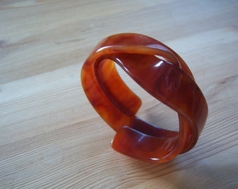 Unusual Vintage Lucite Plastic Brown Color Twisted Bangle.