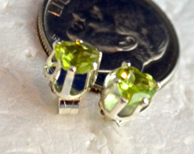 Peridot Stud Earrings, 6mm Heart, Natural, Set in Sterling Silver E708