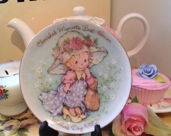 Vintage Avon Mothers Day Pin Dish for 1982. Little girl dressing up Design.