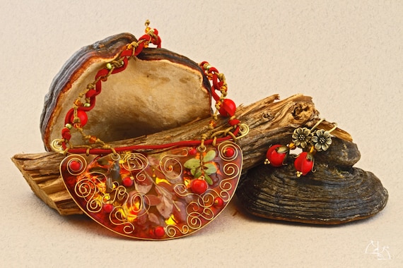 Berry Glade. Jewelry Set. Bright necklace and earrings. Jewerly resin, gold, dried herb hand painted.