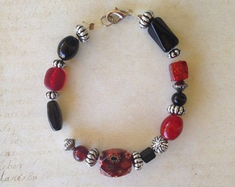 Items similar to Red and black beaded bracelet on Etsy