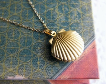 Sea Shell Locket Necklace, Seashell Locket Pendant, Gold Locket, Gold Sea Shell Necklace, Ocean Jewelry, Beach Jewelry, Nautical Wedding