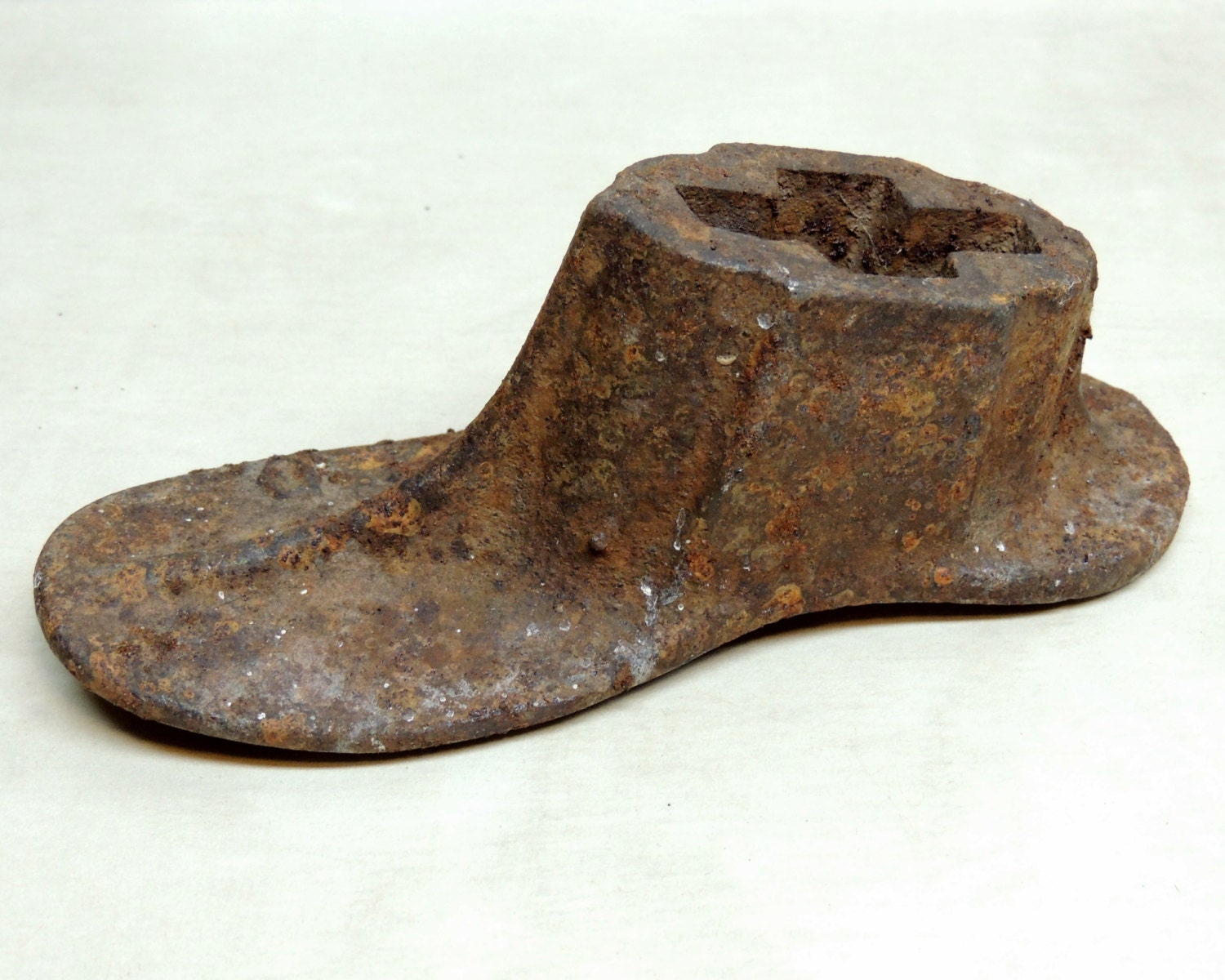 vintage-childs-cast-iron-shoe-form-letter-d-cobblers