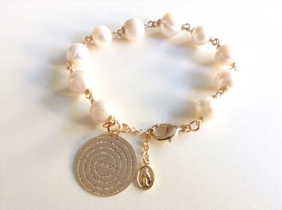 Pulsera de perlas cultivadas con Dije de Oro laminado y Oracion del Padre Nuestro, Pulsera