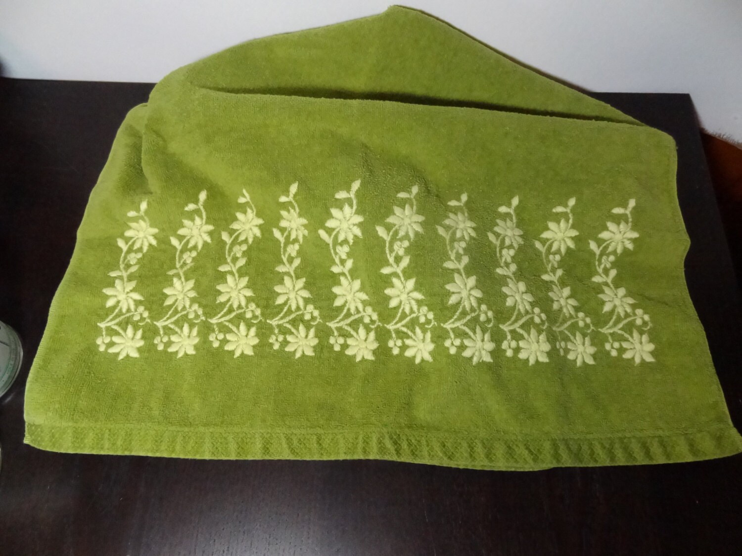 Vintage Retro Dundee Bath Towel Avocado by DaysLongGoneSalvage