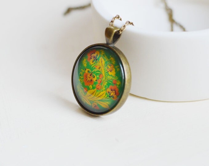 Russian motifs // Round pendant metal brass with the image of flower ornament under glass // Green, Red // Vintage, Retro , Rustic // Fresh