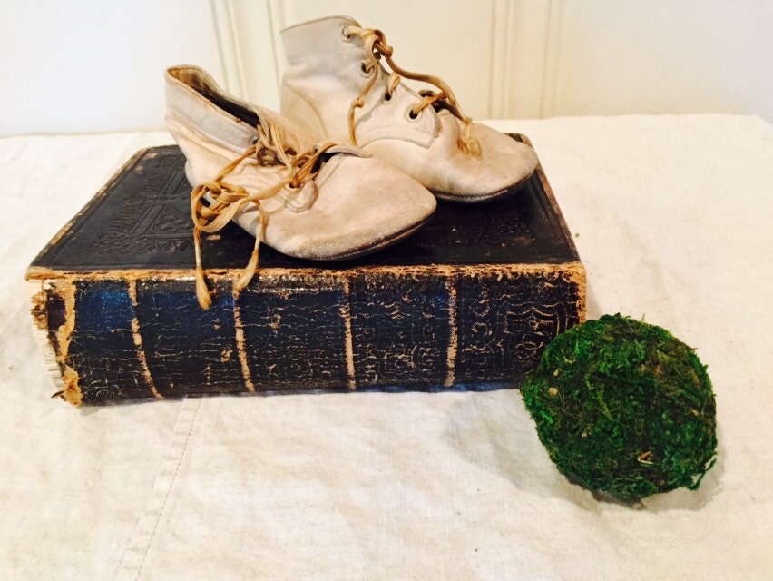 REDUCED!!! Vintage White Baby Shoes Decor – Haute Juice