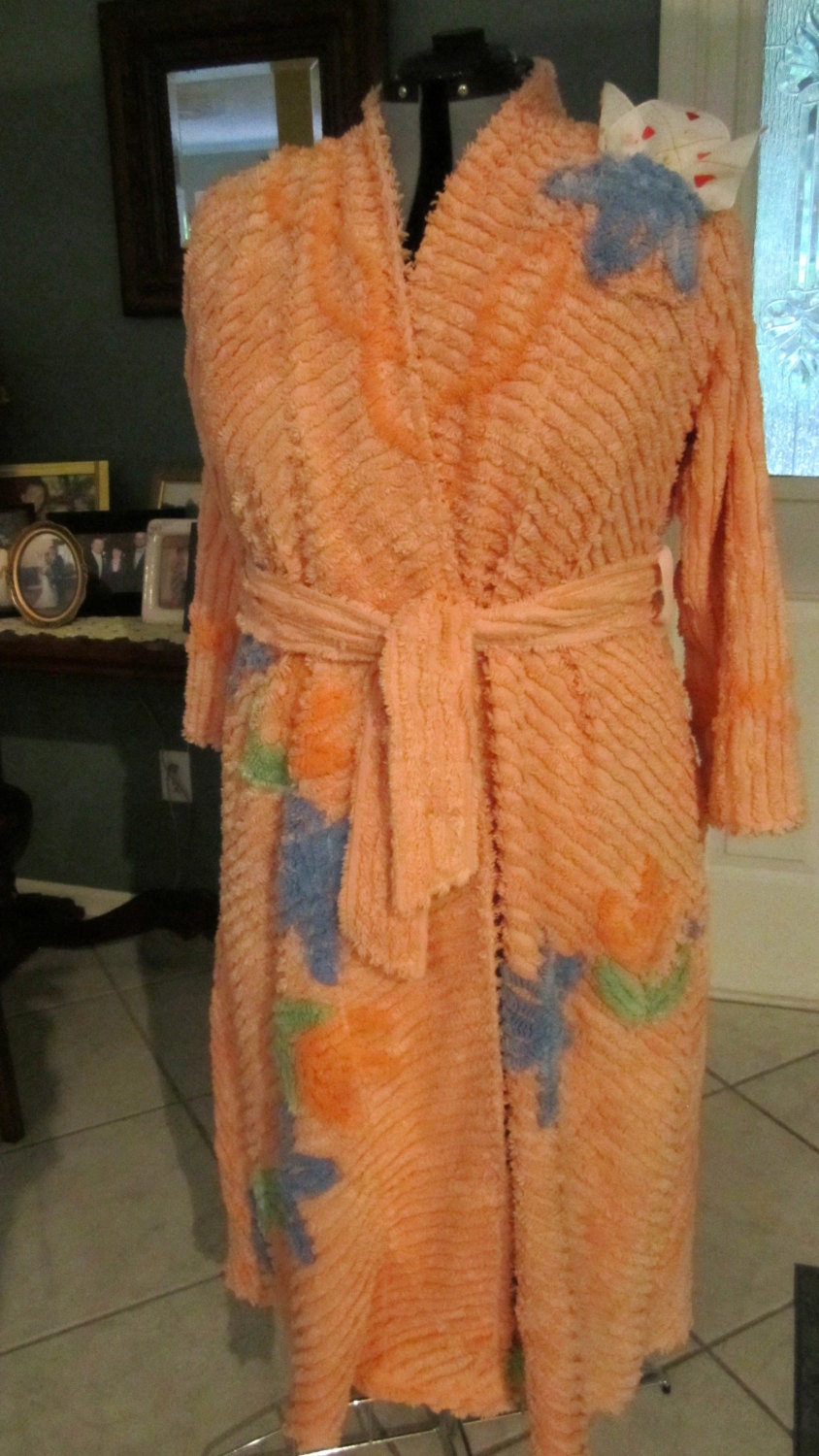 Item 72P/Plus Size Glamour Girl Chenille Bath Robe / Vintage