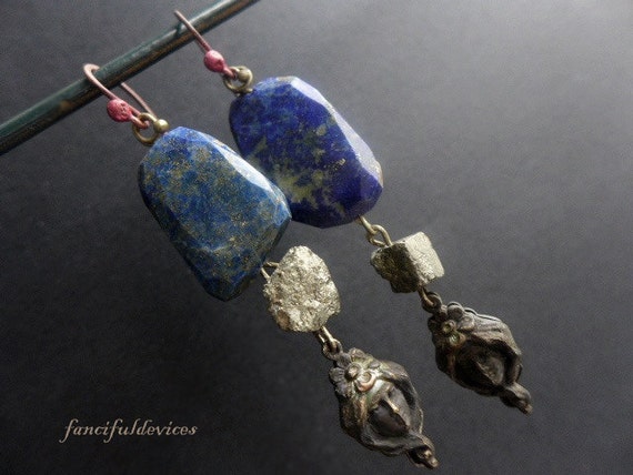 Acronical. Rustic assemblage lapis lazuli