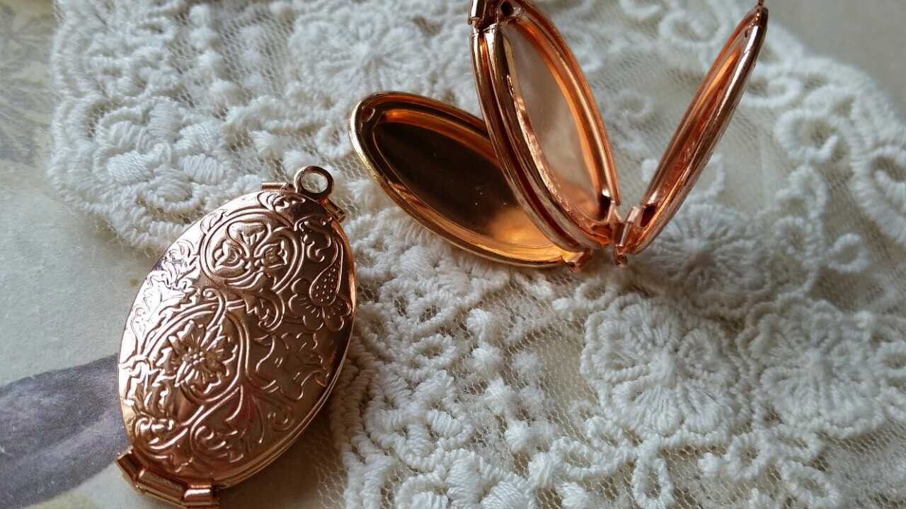 33 x 20 mm Copper Oval Embossed Photo Pendant by CarmanTreasures