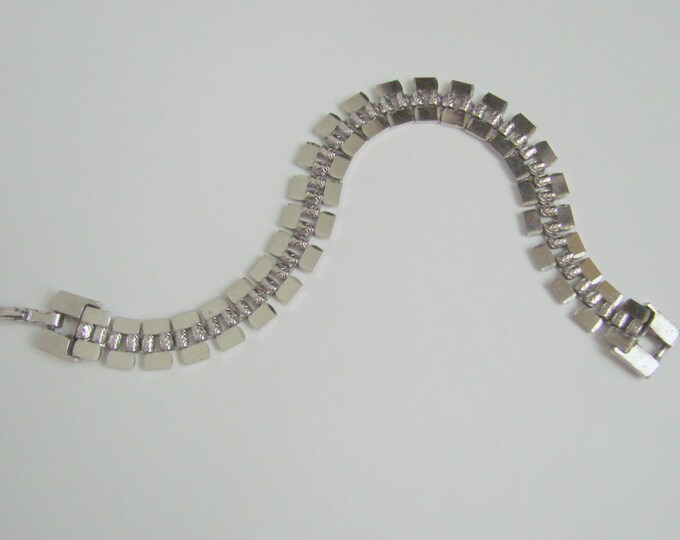 Classic Retro Silver Tone Link Bracelet / 70s 80s / Vintage Costume Jewelry / Jewellery