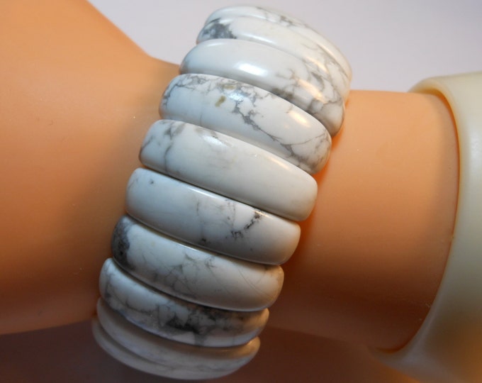 FREE SHIPPING White Howlite bracelet, stretch natural carved gemstone vintage