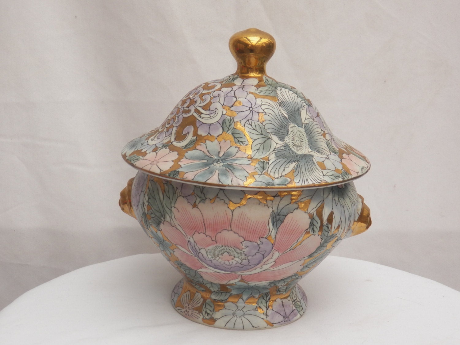 Macau Hand Painted Porcelain Bowl with Lid Tayo Golden Peony