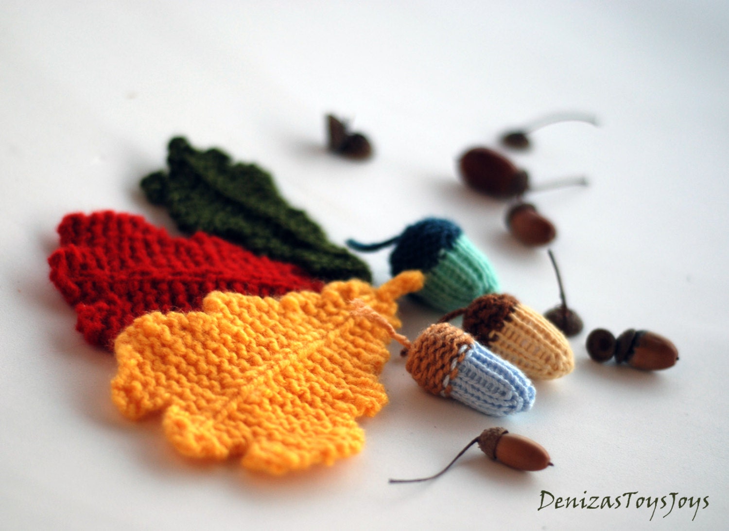 Acorns and oak leaves. Knitting patterns. Autumn patterns.