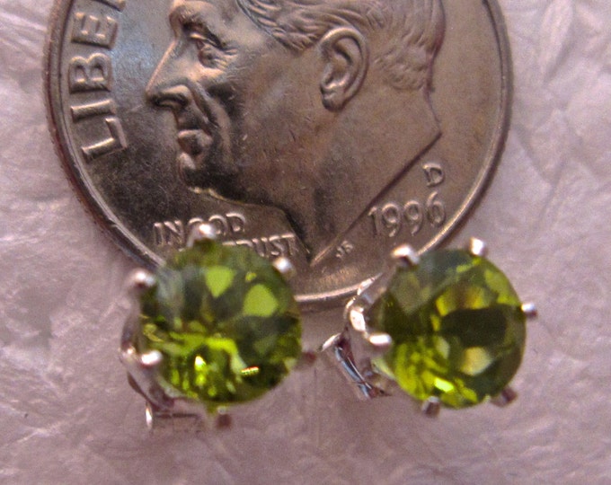 Peridot Studs, 5mm Round, Natural, Set in Sterling Silver E732