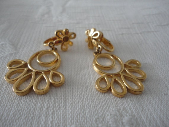 Trifari Gold Tone Brushed Dangle Earrings Floral Clip On