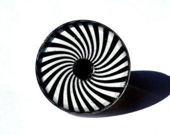 SPIRAL RING - adjustable resin ring -black and white - spiral vintage - spiral jewelry - Hypnotic Spiral - Optical Illusion Spinning Spiral