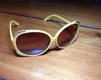 Ginormous 70s shades with metal accents