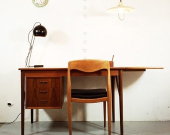 Ravishing scandinavian desk in teak from the 60’s-70’s.
