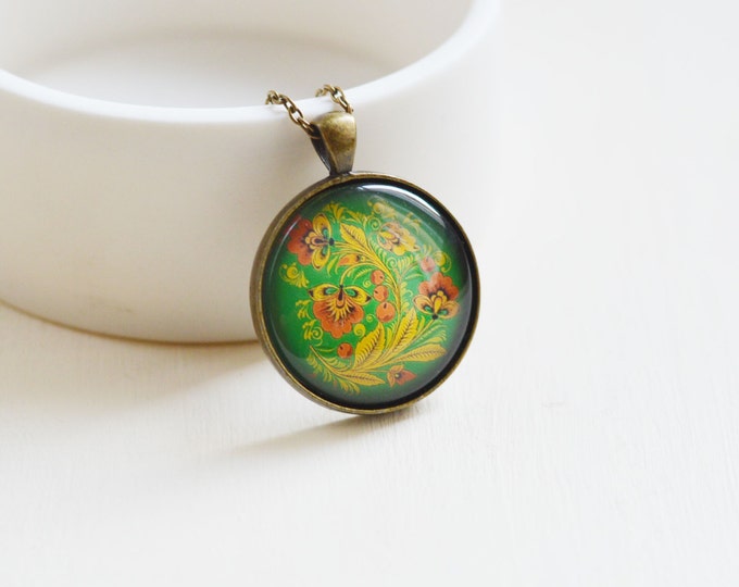 Russian motifs // Round pendant metal brass with the image of flower ornament under glass // Green, Red // Vintage, Retro , Rustic // Fresh