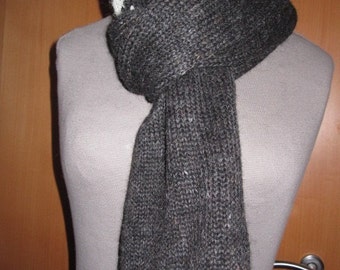 Handmade scarf from Lopi with tradional Icelandic pattern.